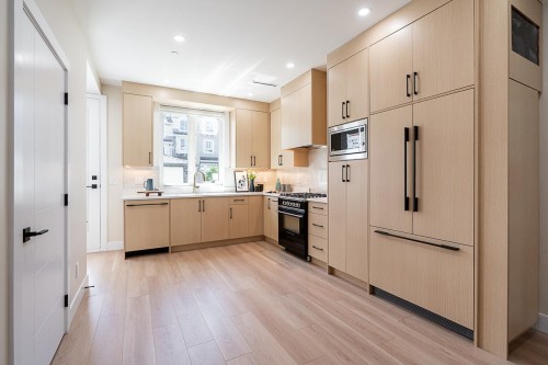 2826 Cheyenne Avenue, Vancouver, BC - Indoor Photo Showing Kitchen