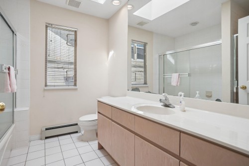 2986 37Th Avenue W, Vancouver, BC - Indoor Photo Showing Bathroom