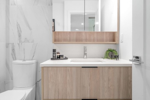 111-7161 17Th Avenue, Burnaby, BC - Indoor Photo Showing Bathroom
