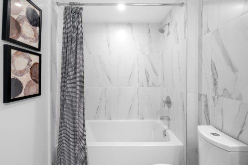 111-7161 17Th Avenue, Burnaby, BC - Indoor Photo Showing Bathroom