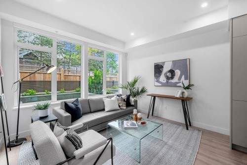 111-7161 17Th Avenue, Burnaby, BC - Indoor Photo Showing Living Room