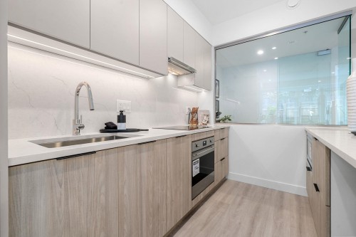 111-7161 17Th Avenue, Burnaby, BC - Indoor Photo Showing Kitchen With Double Sink With Upgraded Kitchen