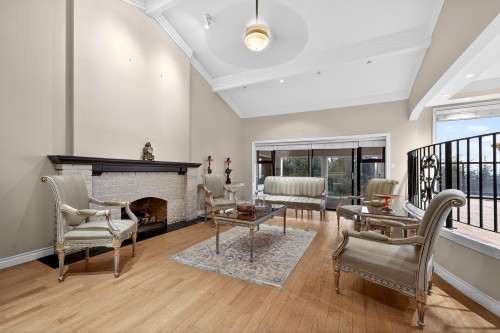 1375 Burnside Road, West Vancouver, BC - Indoor Photo Showing Living Room With Fireplace