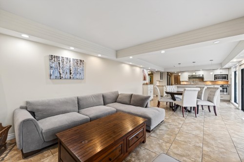1375 Burnside Road, West Vancouver, BC - Indoor Photo Showing Living Room
