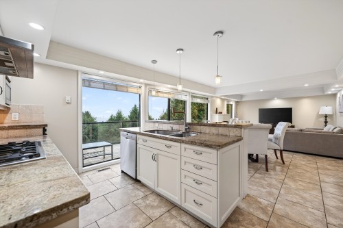 1375 Burnside Road, West Vancouver, BC - Indoor Photo Showing Kitchen With Double Sink