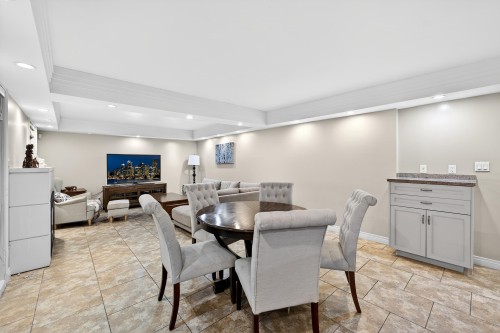 1375 Burnside Road, West Vancouver, BC - Indoor Photo Showing Dining Room