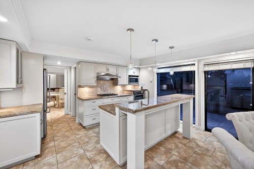 1375 Burnside Road, West Vancouver, BC - Indoor Photo Showing Kitchen With Upgraded Kitchen