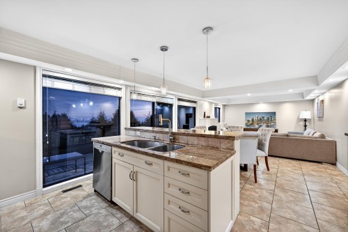 1375 Burnside Road, West Vancouver, BC - Indoor Photo Showing Kitchen With Double Sink
