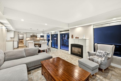 1375 Burnside Road, West Vancouver, BC - Indoor Photo Showing Living Room With Fireplace