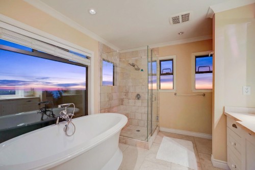 1375 Burnside Road, West Vancouver, BC - Indoor Photo Showing Bathroom