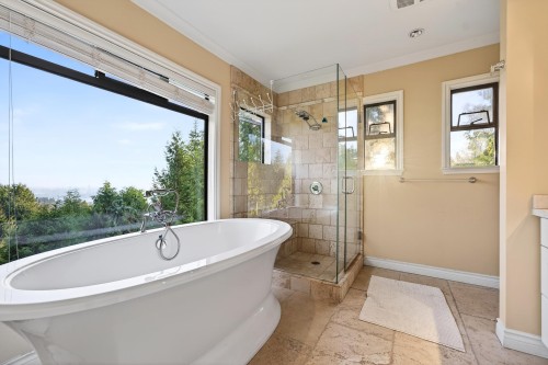 1375 Burnside Road, West Vancouver, BC - Indoor Photo Showing Bathroom