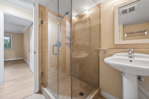 1375 Burnside Road, West Vancouver, BC - Indoor Photo Showing Bathroom