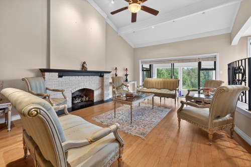 1375 Burnside Road, West Vancouver, BC - Indoor Photo Showing Living Room With Fireplace