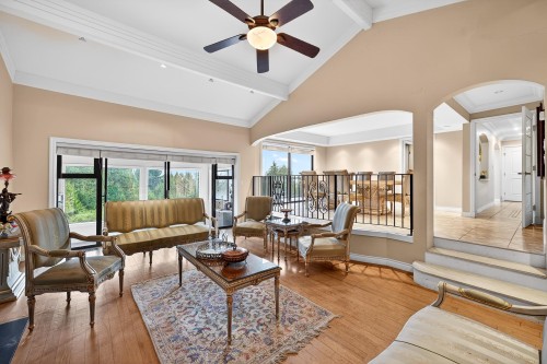 1375 Burnside Road, West Vancouver, BC - Indoor Photo Showing Living Room