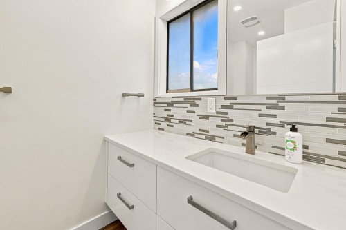 1079 Lillooet Road, North Vancouver, BC - Indoor Photo Showing Bathroom