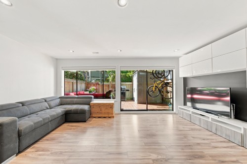 1079 Lillooet Road, North Vancouver, BC - Indoor Photo Showing Living Room