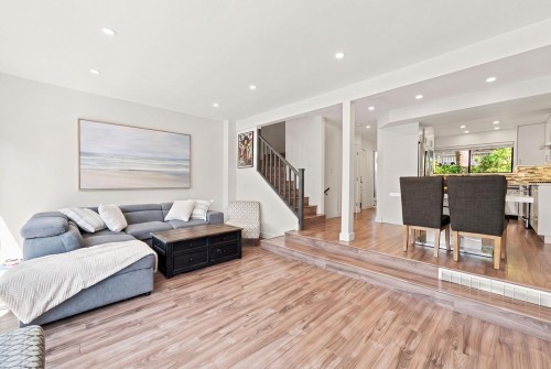1079 Lillooet Road, North Vancouver, BC - Indoor Photo Showing Living Room