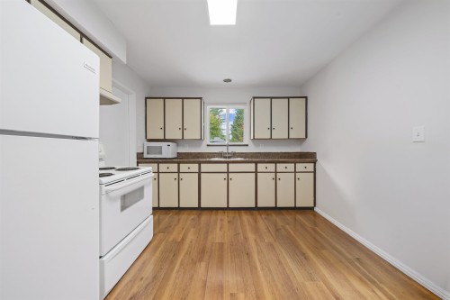 21513 Spring Avenue, Maple Ridge, BC - Indoor Photo Showing Kitchen