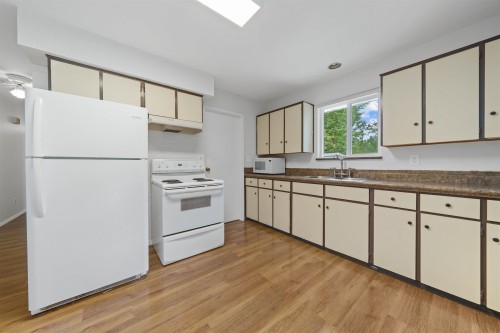 21513 Spring Avenue, Maple Ridge, BC - Indoor Photo Showing Kitchen