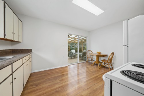 21513 Spring Avenue, Maple Ridge, BC - Indoor Photo Showing Kitchen