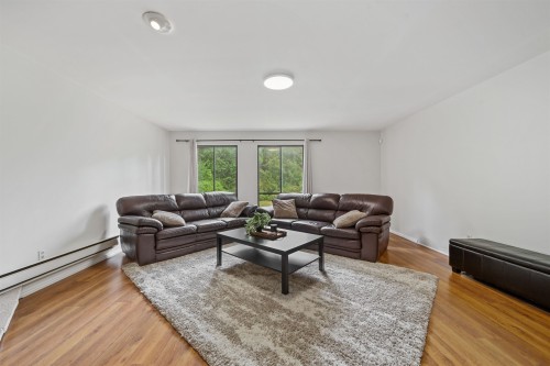 21513 Spring Avenue, Maple Ridge, BC - Indoor Photo Showing Living Room