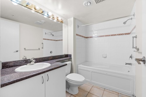 1605-6611 Cooney Road, Richmond, BC - Indoor Photo Showing Bathroom