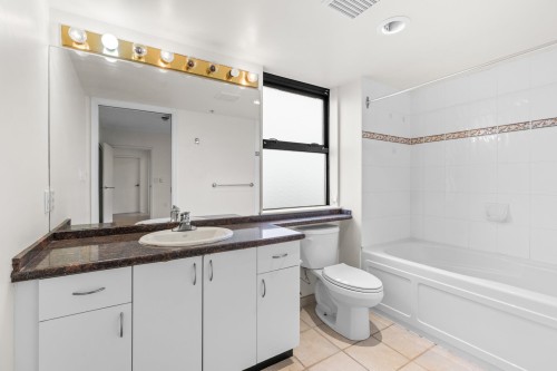 1605-6611 Cooney Road, Richmond, BC - Indoor Photo Showing Bathroom