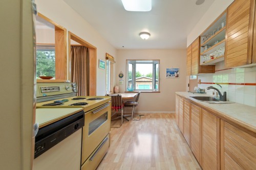 627 Harrison Avenue, Coquitlam, BC - Indoor Photo Showing Kitchen