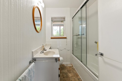 627 Harrison Avenue, Coquitlam, BC - Indoor Photo Showing Bathroom