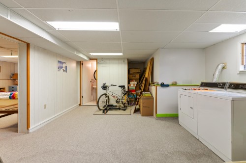 627 Harrison Avenue, Coquitlam, BC - Indoor Photo Showing Laundry Room