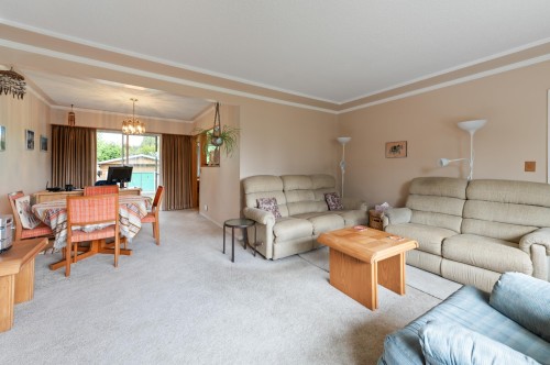 627 Harrison Avenue, Coquitlam, BC - Indoor Photo Showing Living Room
