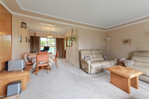 627 Harrison Avenue, Coquitlam, BC - Indoor Photo Showing Living Room