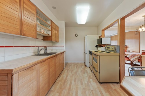 627 Harrison Avenue, Coquitlam, BC - Indoor Photo Showing Kitchen