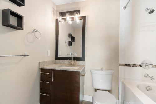 302-14200 Riverport Way, Richmond, BC - Indoor Photo Showing Bathroom