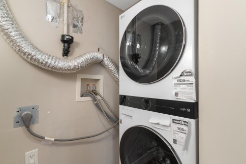 302-14200 Riverport Way, Richmond, BC - Indoor Photo Showing Laundry Room