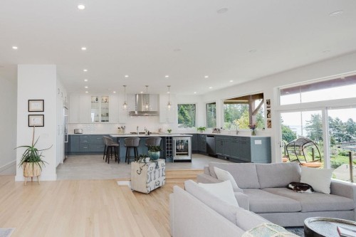 6889 Island View Road, Sechelt, BC - Indoor Photo Showing Living Room