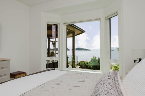 6889 Island View Road, Sechelt, BC - Indoor Photo Showing Bedroom