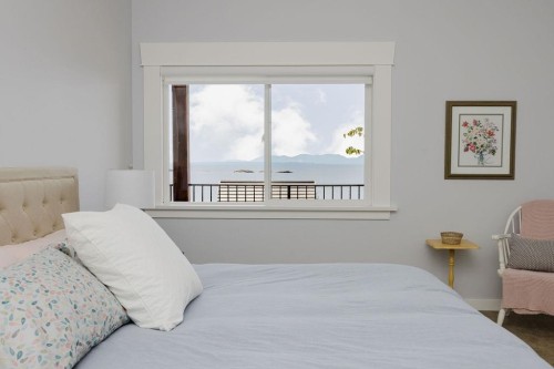 6889 Island View Road, Sechelt, BC - Indoor Photo Showing Bedroom