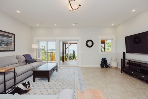 6889 Island View Road, Sechelt, BC - Indoor Photo Showing Living Room