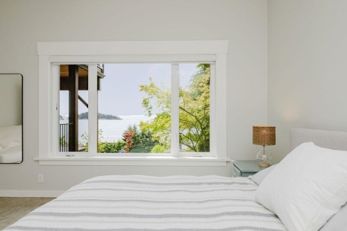6889 Island View Road, Sechelt, BC - Indoor Photo Showing Bedroom