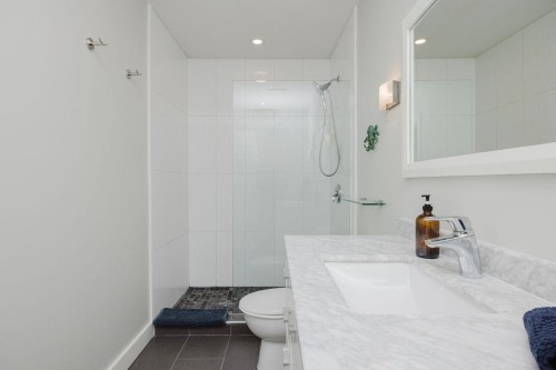6889 Island View Road, Sechelt, BC - Indoor Photo Showing Bathroom