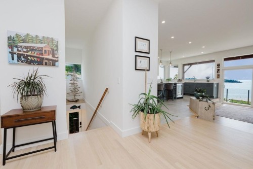 6889 Island View Road, Sechelt, BC - Indoor