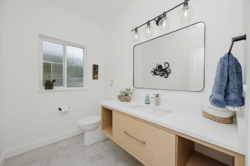 6889 Island View Road, Sechelt, BC - Indoor Photo Showing Bathroom