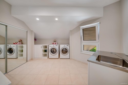 5387 Westhaven Wynd, West Vancouver, BC - Indoor Photo Showing Laundry Room