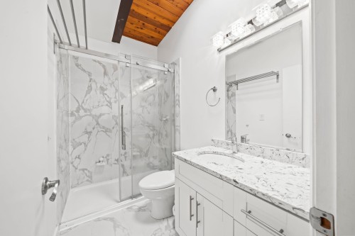 39 Mott Crescent, New Westminster, BC - Indoor Photo Showing Bathroom