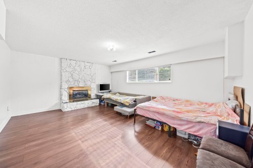 39 Mott Crescent, New Westminster, BC - Indoor Photo Showing Living Room With Fireplace