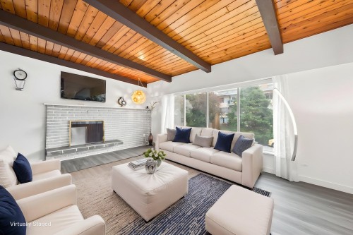 39 Mott Crescent, New Westminster, BC - Indoor Photo Showing Living Room With Fireplace