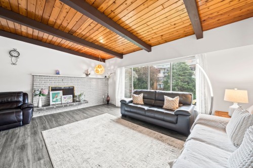 39 Mott Crescent, New Westminster, BC - Indoor Photo Showing Living Room With Fireplace