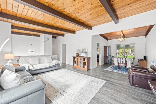 39 Mott Crescent, New Westminster, BC - Indoor Photo Showing Living Room