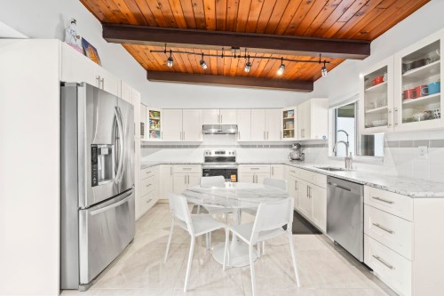 39 Mott Crescent, New Westminster, BC - Indoor Photo Showing Kitchen With Upgraded Kitchen